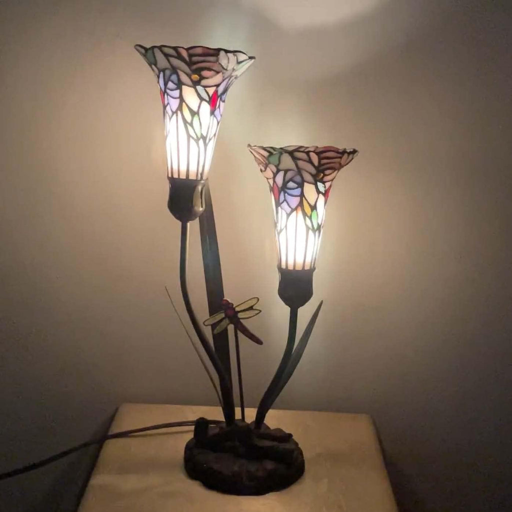 Bieye L30620 Lampe de table en vitrail style Tiffany avec fleurs de lys et libellule, 48,3 cm de haut