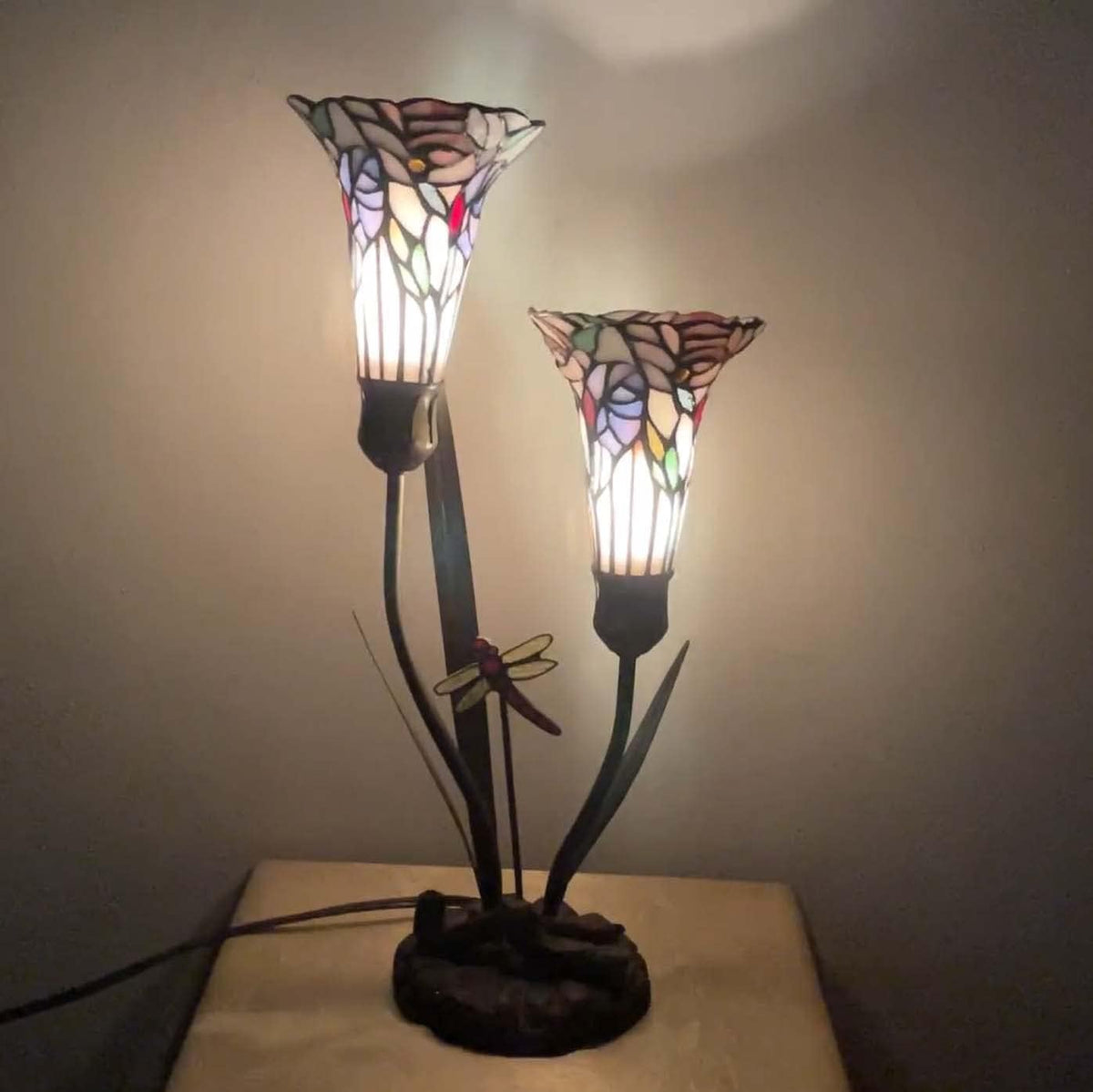Bieye L30620 Lampe de table en vitrail style Tiffany avec fleurs de lys et libellule, 48,3 cm de haut