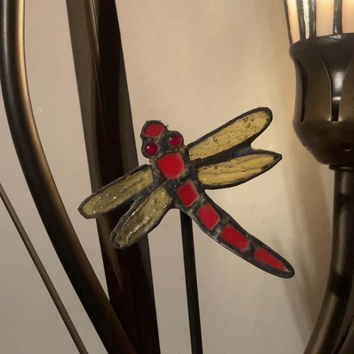 Bieye L30620 Lampe de table en vitrail style Tiffany avec fleurs de lys et libellule, 48,3 cm de haut