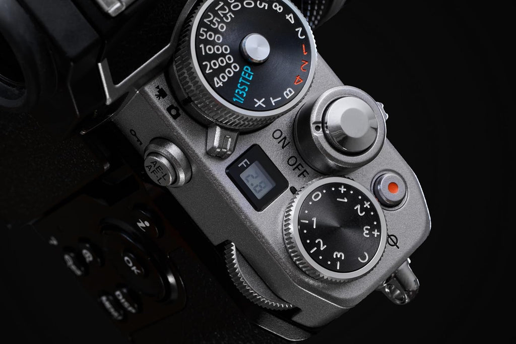 NIKON KIT Z fc + NIKKOR DX Z 16-50 mm VR Série Limitée, appareil photo hybride capteur DX (20,9 MP, 4K/30p, rafale 11 i/s, écran tactile orientable)