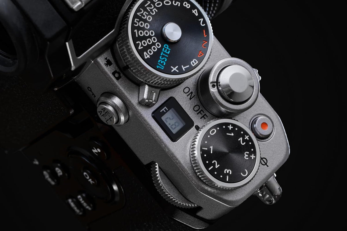 NIKON KIT Z fc + NIKKOR DX Z 16-50 mm VR Série Limitée, appareil photo hybride capteur DX (20,9 MP, 4K/30p, rafale 11 i/s, écran tactile orientable)