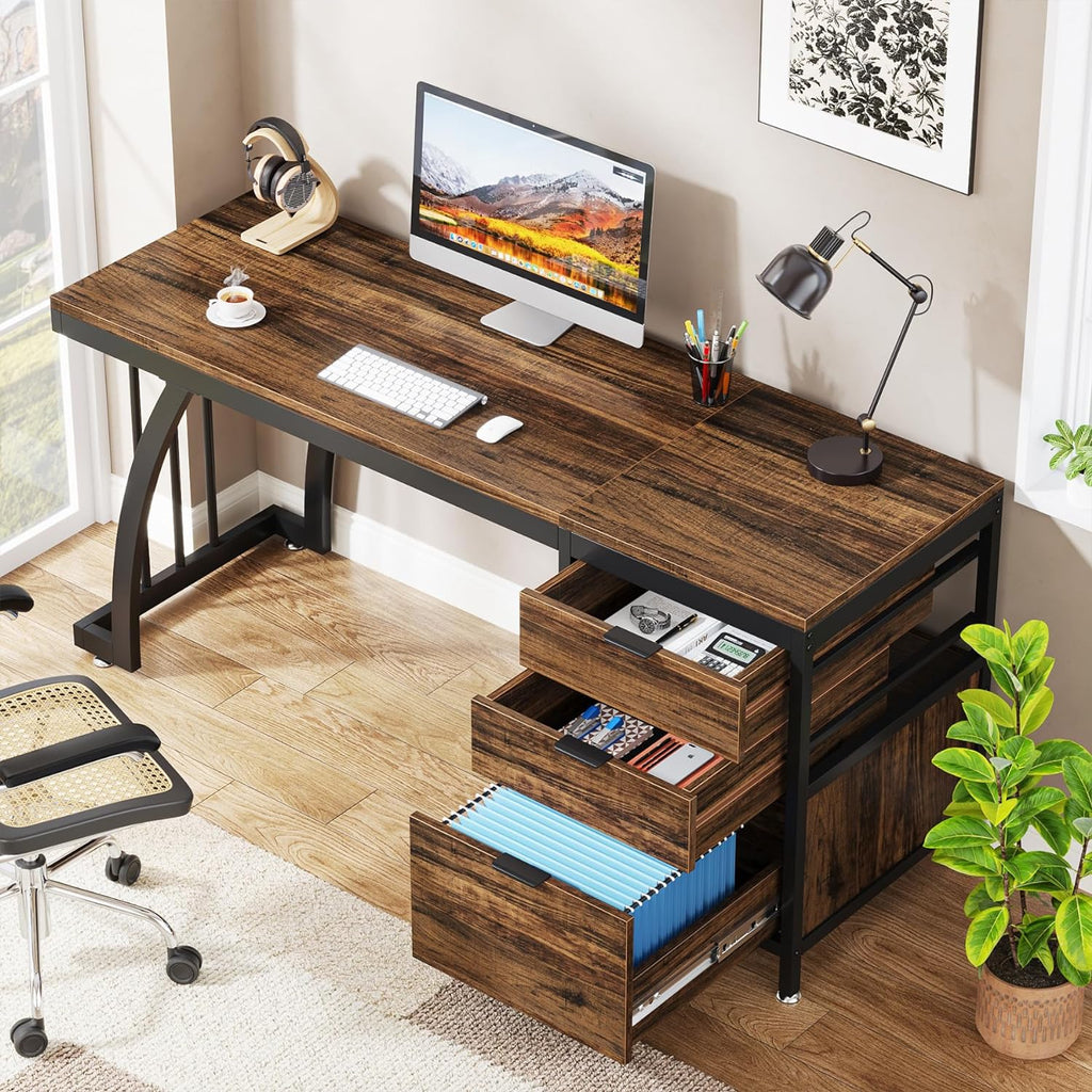 Tribesigns Bureau d'ordinateur avec 3 tiroirs 150 cm avec tiroirs réversibles - Bureau Industriel avec Plateau de Rangement (Marron Rustique.)