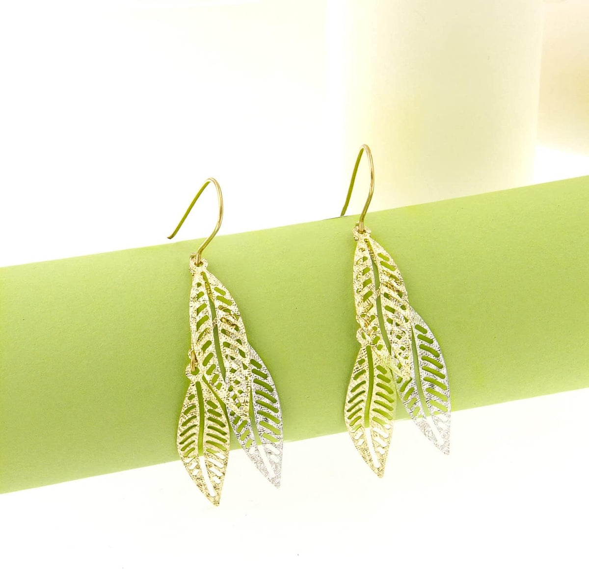 Lucchetta - Boucles d'oreilles en Or Blanc et Or Jaune 9 carats (375) avec Pendentif Feuilles - Bijoux pour Femme Élégants et Authentiques
