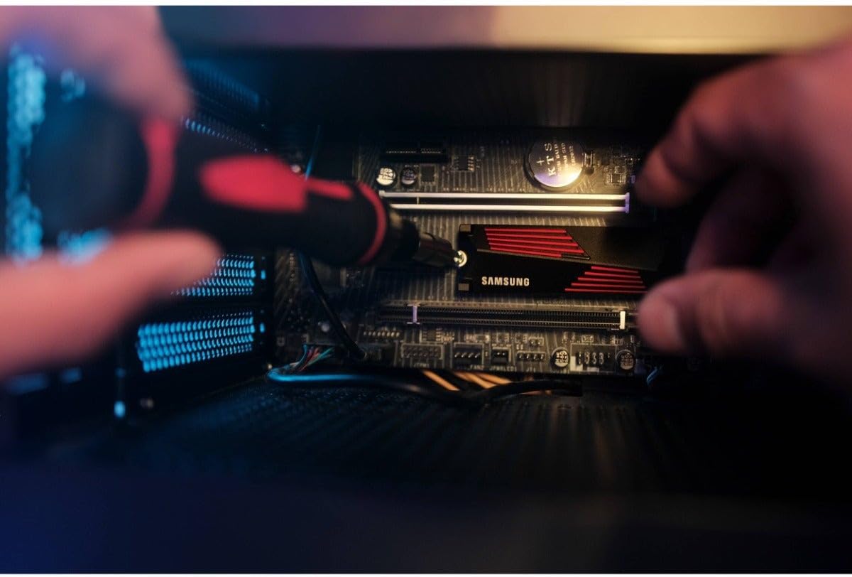 SSD Interne 990 PRO avec dissipateur, NVMe M.2 PCle 4.0, 2 To, Vitesse de lecture jusqu'à 7 450 Mo/s, Gestion Intelligente de la chaleur, MZ-V9P2T0CW