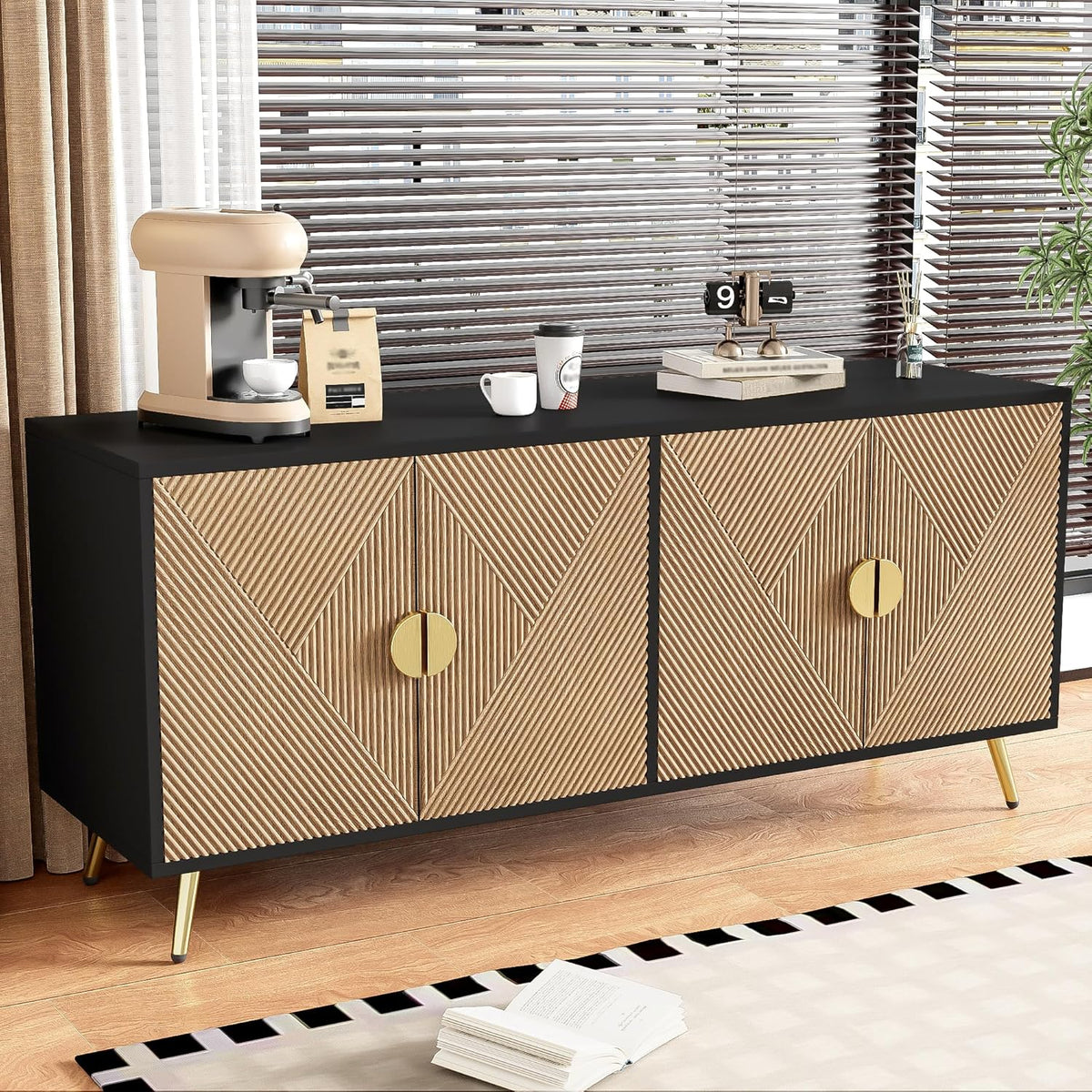 WASAGA Buffet avec Texture en Relief 160 cm, Armoire avec Quatre Portes Poignées Brossées Dorées et Pieds de Table Brillants Noir + Bois