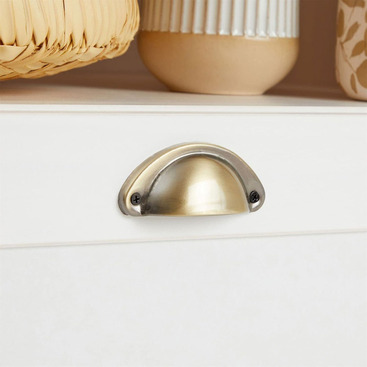 IDIMEX Meuble TV Bolton 2 tiroirs et 2 niches de Rangement, Meuble télé Design Campagne en pin Massif Blanc et Brun, dim 110x50x40 cm