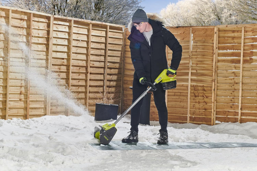 Fraise à Neige Sans Fil 18V ONE+ RY18ST25A-0 – Largeur de Déblaiement 25cm, Poignée Repliable, Compacte et Légère – Neige Fraîche, Allées, Terrasse – Batterie Non Incluse