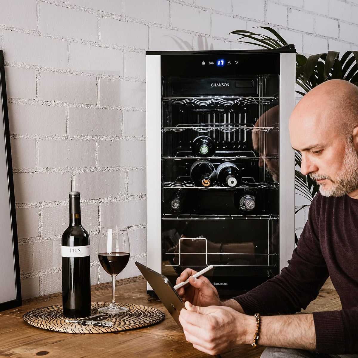 Taurus WC24C - Refroidisseur à vin pour 24 bouteilles, silencieux, ne vibre pas, isolation intérieure spéciale, porte vitrée, température réglable, éclairage intérieur, noir