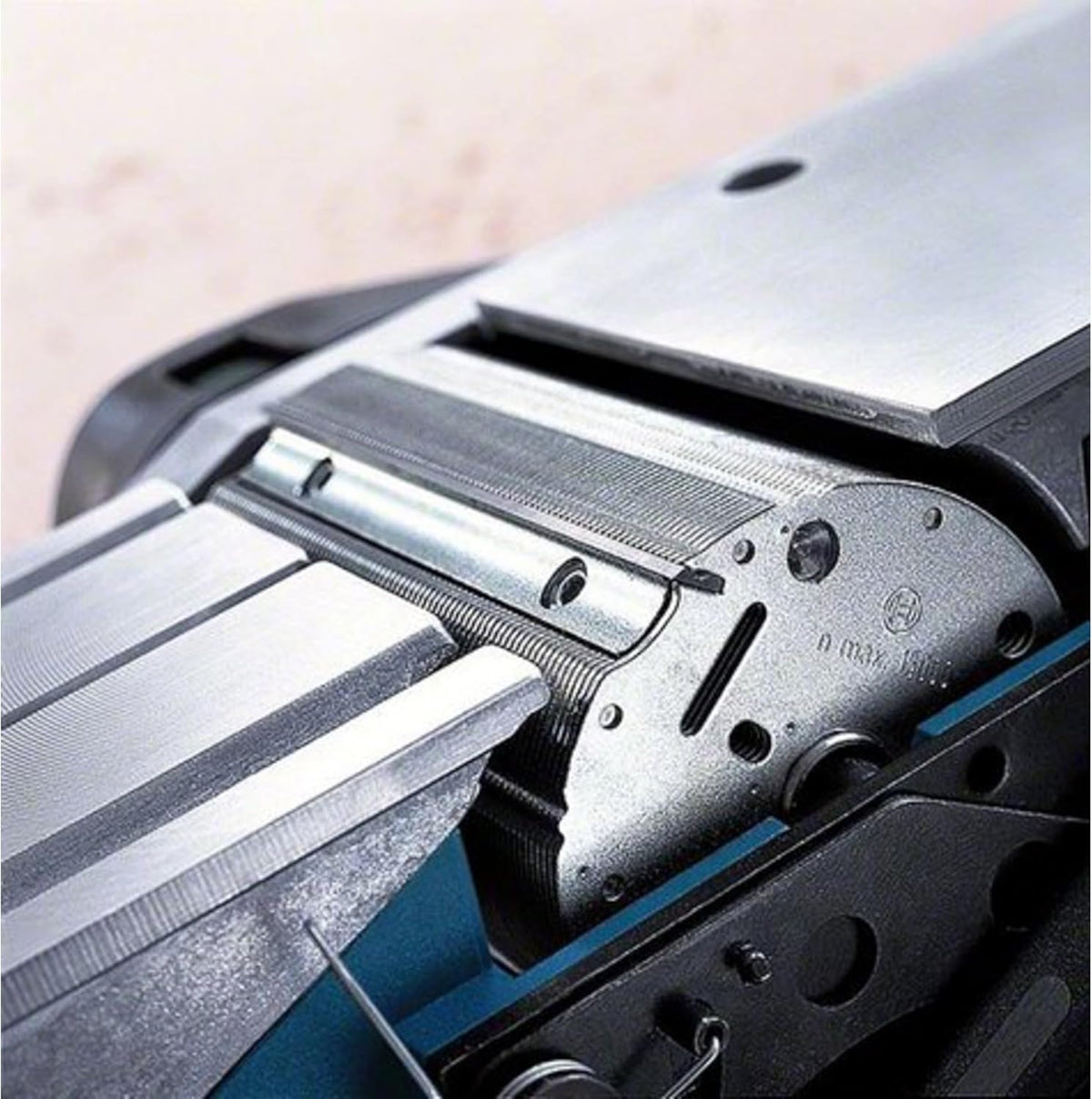 Bosch Professional rabot GHO 40-82 C (puissance 850 W, avec sac à poussière, butée parallèle, butée de profondeur de feuillure, 1 fer de rabot, coffret de transport)
