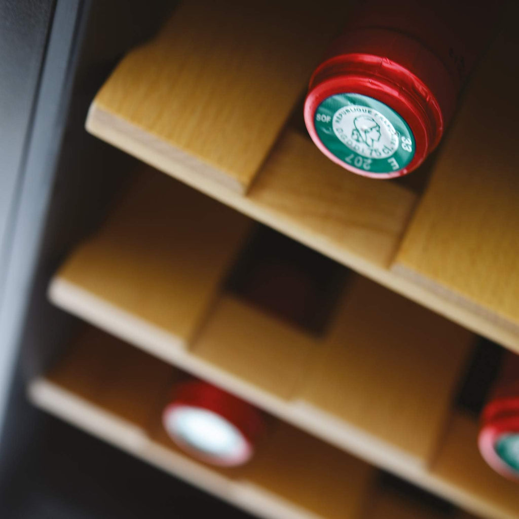 H.Koenig Cave à vin Réfrigérante Thermo Electrique 8 bouteilles de conservation AGE8 25L, Professionnelle Inox, multi température 11°C-18°C, Silencieuse, Eclairage intérieur, 3 Etagères
