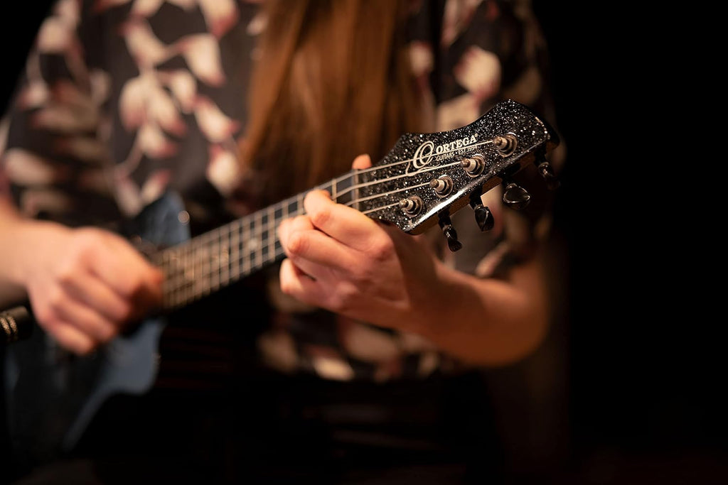 Ortega Guitars Ukulélé Concert Électro-Acoustique – Série Horizon – Housse Incluse – Agathis, Noir (RUHZ-CE-STAR)