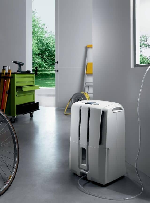 De’Longhi Tasciugo AriaDry - Déshumidificateur Portable pour la Maison, Élimination Humidité 30L/24h, Séchage, Anti-Moisissure, Pompe drainage 5m, Silencieux, Ecran LCD, Minuteur, Blanc (DD230P)