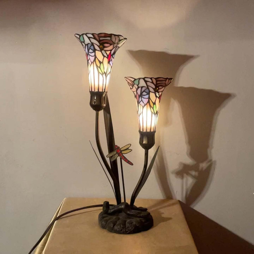 Bieye L30620 Lampe de table en vitrail style Tiffany avec fleurs de lys et libellule, 48,3 cm de haut
