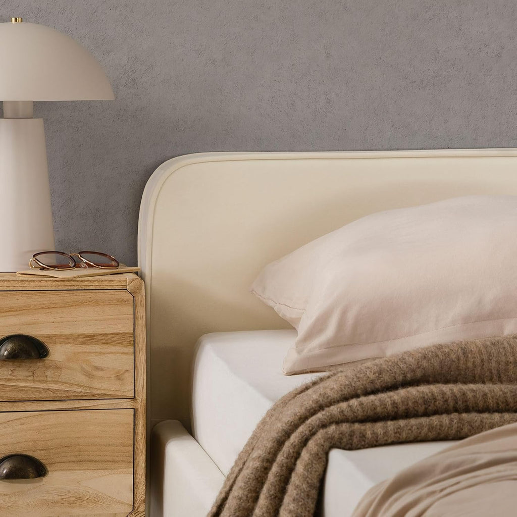 IDIMEX Lit Double Ravello 140x190 cm, Revêtement en Tissu, Lit Style Moderne pour 2 Personnes, Cadre de lit en Bois avec sommier Inclus, Blanc crème