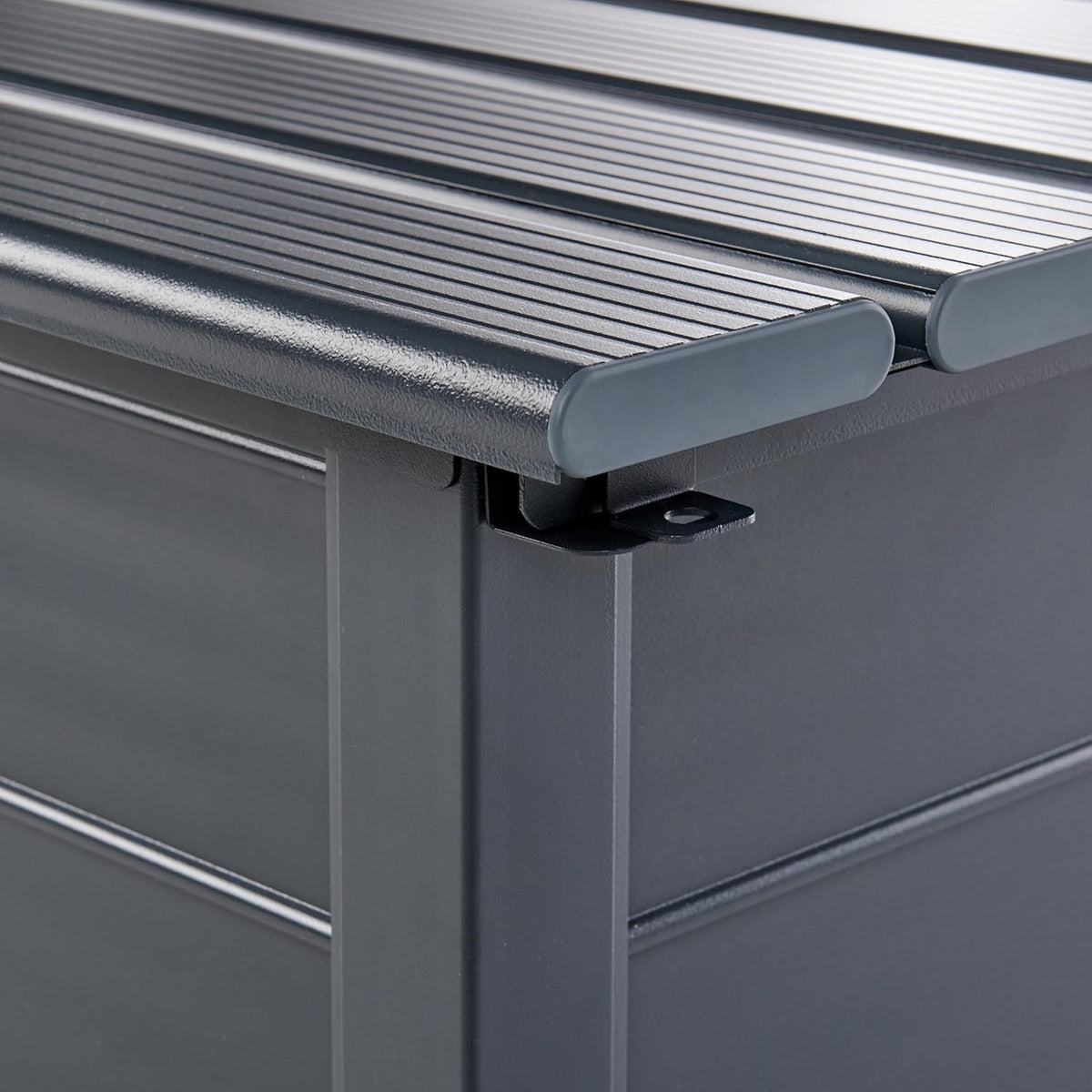 Beliani Coffre d'Extérieur de Rangement en Aluminium 113 x 50 cm Meuble de Jardin Gris Foncé Campalto