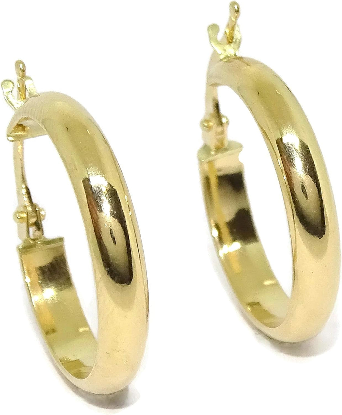 Boucles d'oreilles créoles en or jaune 18 carats avec tube demi-tige de 4 mm de large par 2,3 cm de diamètre extérieur. 2,10 g d'or 18 carats. Un cadeau vraiment spécial pour les femmes., Or 18 carats