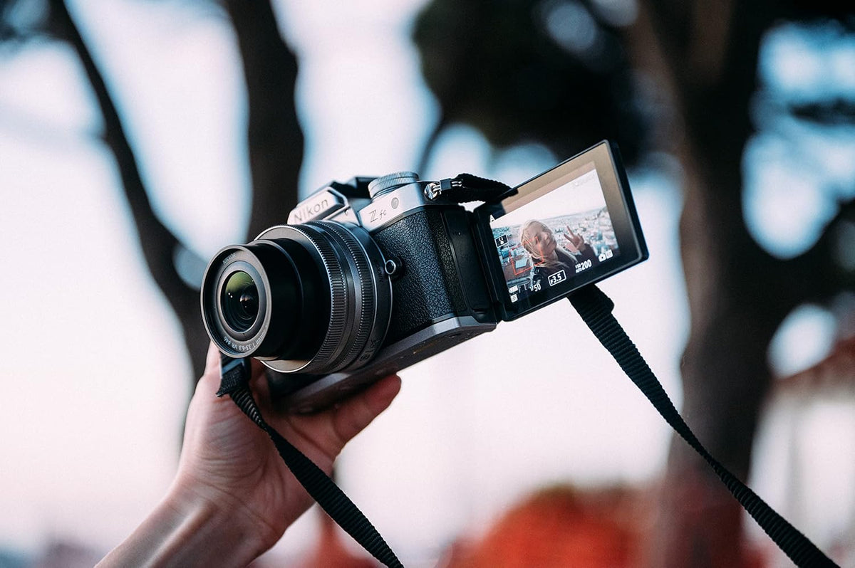 NIKON KIT Z fc + NIKKOR DX Z 16-50 mm VR Série Limitée, appareil photo hybride capteur DX (20,9 MP, 4K/30p, rafale 11 i/s, écran tactile orientable)