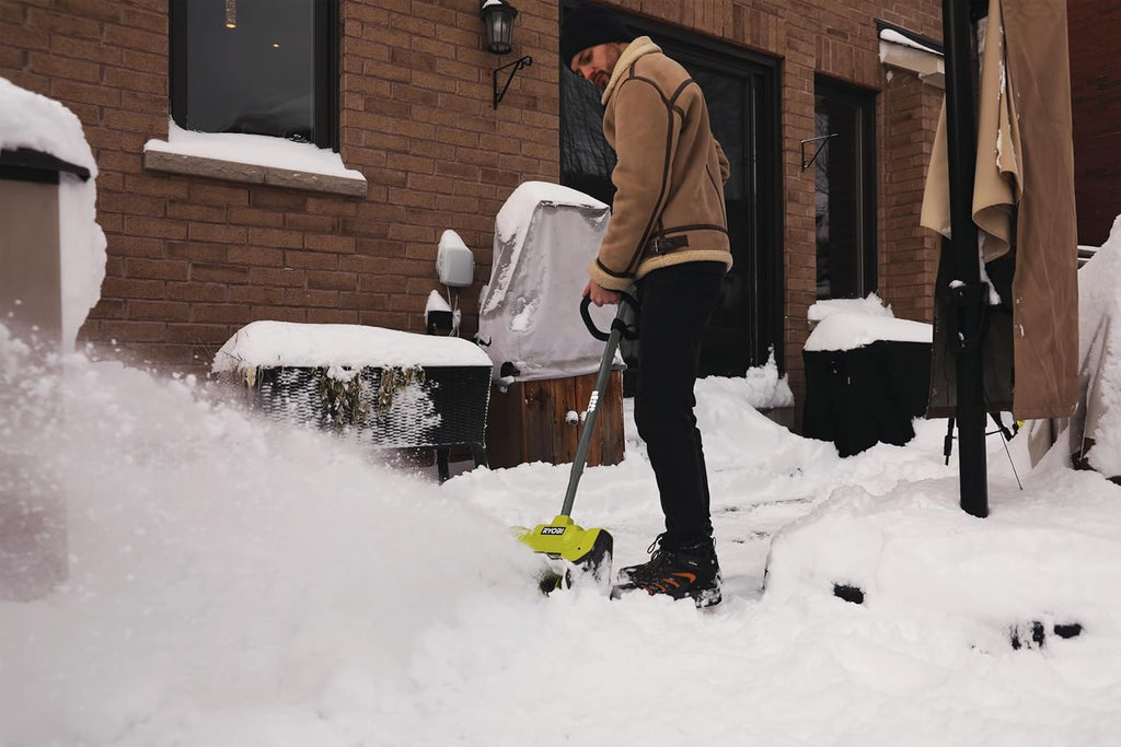 Fraise à Neige Sans Fil 18V ONE+ RY18ST25A-0 – Largeur de Déblaiement 25cm, Poignée Repliable, Compacte et Légère – Neige Fraîche, Allées, Terrasse – Batterie Non Incluse