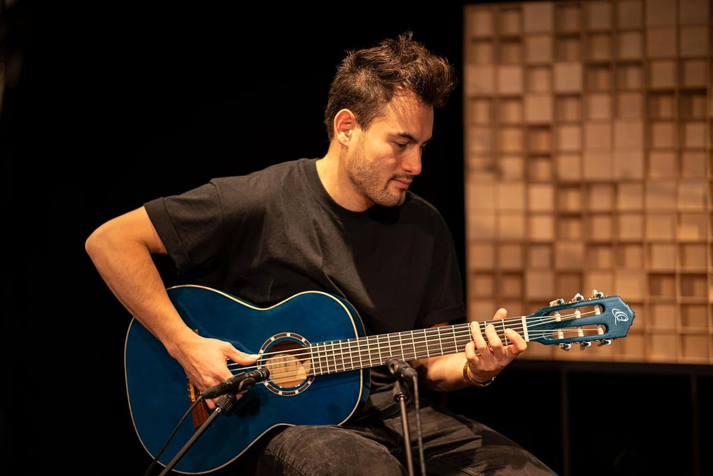 Ortega Guitars Guitare Classique 4/4 - Slim Neck - Family Series - Housse Incluse - Épicéa / Acajou, Bleu R121SNOC