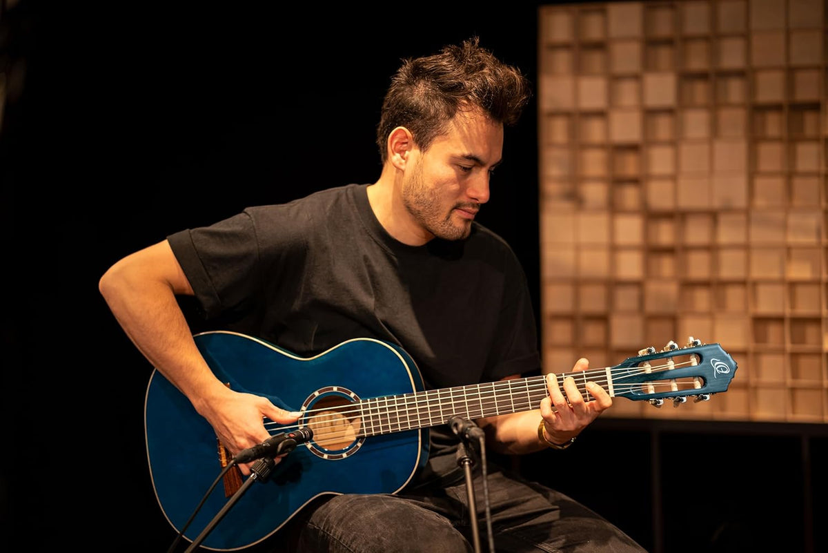 Ortega Guitars Guitare Classique 4/4 - Slim Neck - Family Series - Housse Incluse - Épicéa / Acajou, Bleu R121SNOC