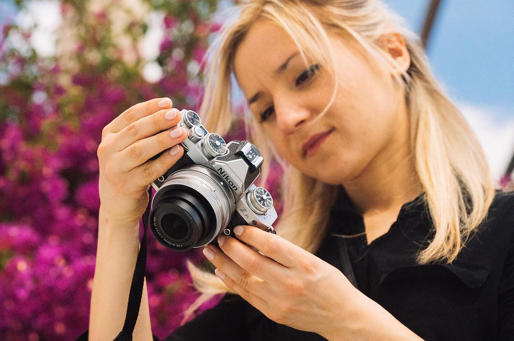 NIKON KIT Z fc + NIKKOR DX Z 16-50 mm VR Série Limitée, appareil photo hybride capteur DX (20,9 MP, 4K/30p, rafale 11 i/s, écran tactile orientable)