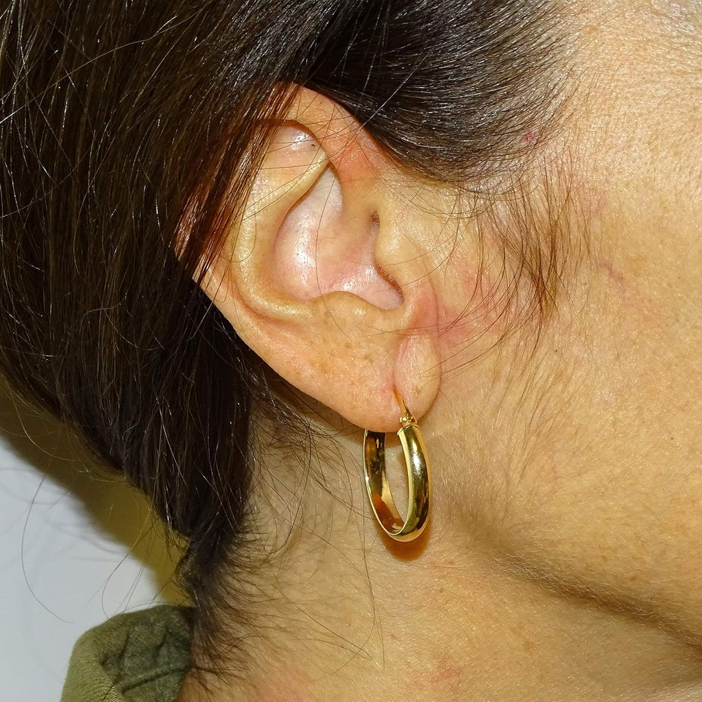 Boucles d'oreilles créoles en or jaune 18 carats avec tube demi-tige de 4 mm de large par 2,3 cm de diamètre extérieur. 2,10 g d'or 18 carats. Un cadeau vraiment spécial pour les femmes., Or 18 carats