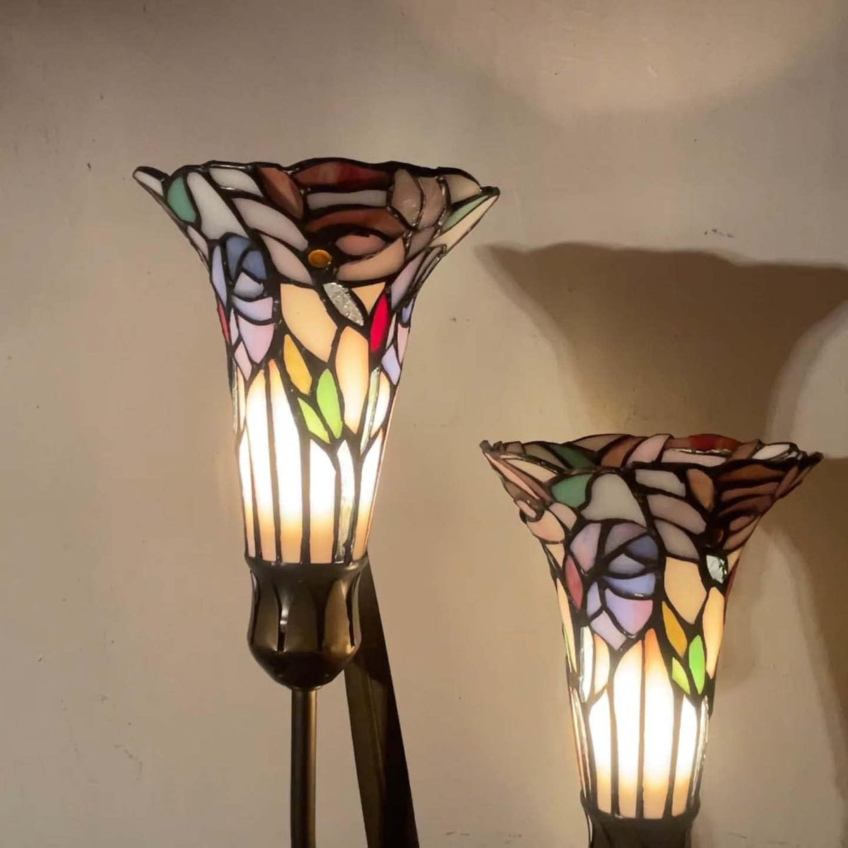 Bieye L30620 Lampe de table en vitrail style Tiffany avec fleurs de lys et libellule, 48,3 cm de haut