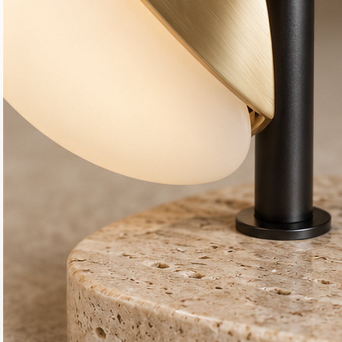 Lampadaire Éclipse Arquée – Verre Opalin et Travertin, Éclairage Dimmable
