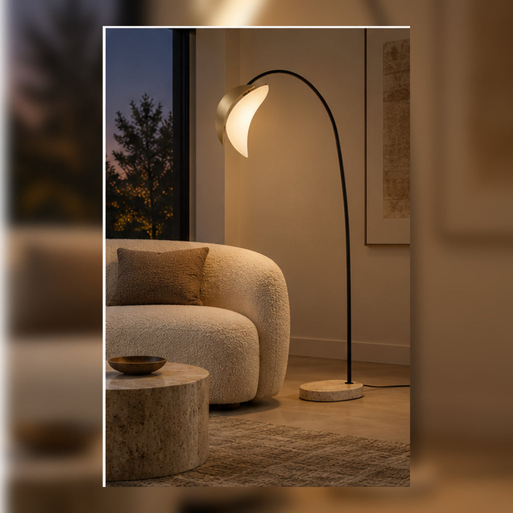 Lampadaire Éclipse Arquée – Verre Opalin et Travertin, Éclairage Dimmable