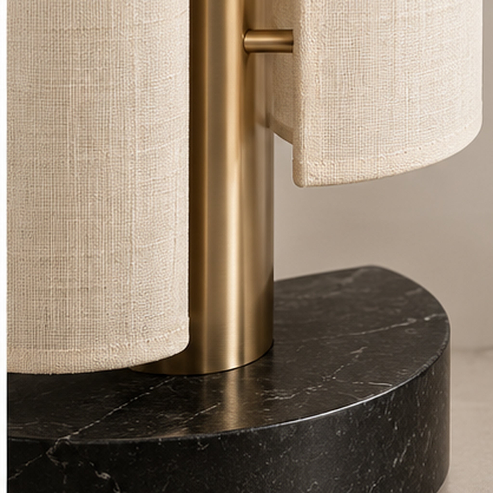 Lampadaire Totem Voilé – Lin Ivoire et Colonne Lumineuse Champagne