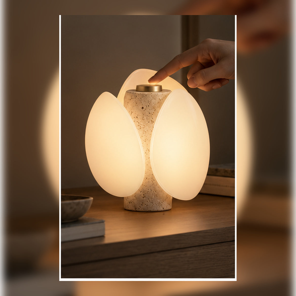 Lampe de Chevet Pétale – Verre Opalin et Commande Tactile