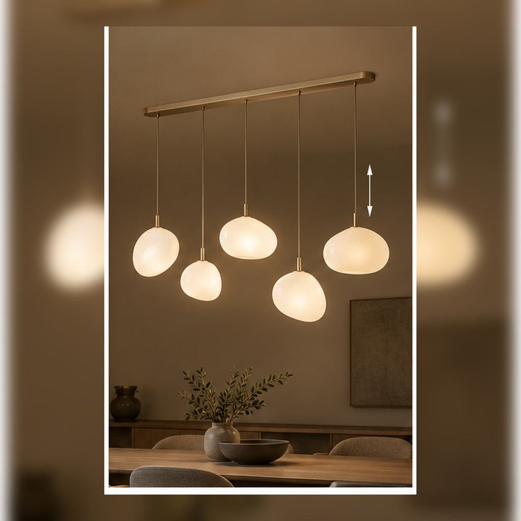 Suspension Archipel – 5 Galets en Verre Opalin au-dessus de Table
