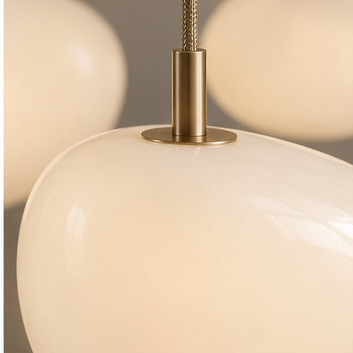 Suspension Archipel – 5 Galets en Verre Opalin au-dessus de Table