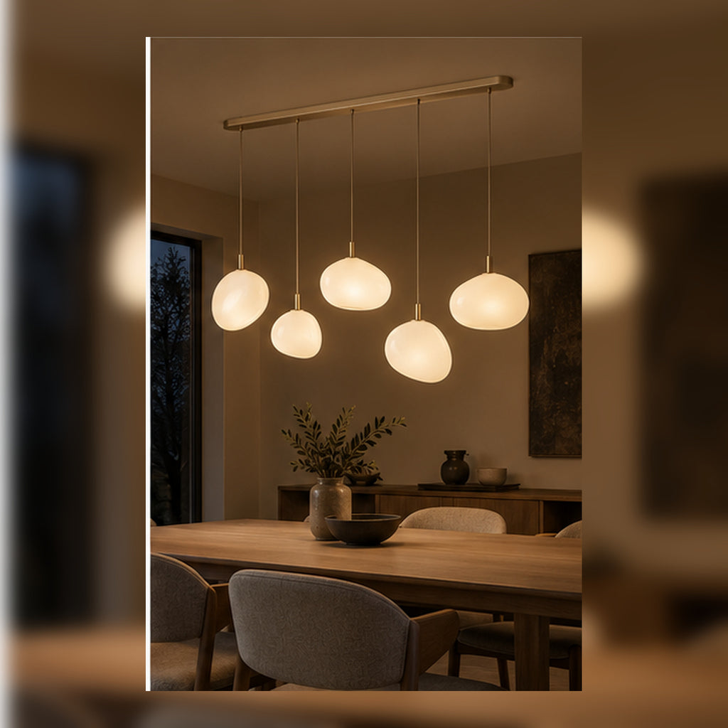 Suspension Archipel – 5 Galets en Verre Opalin au-dessus de Table
