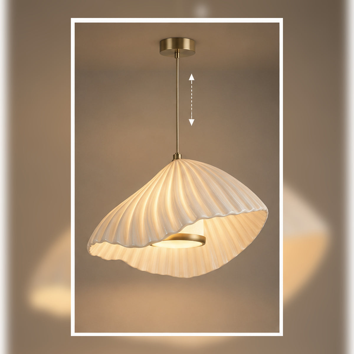 Suspension Nacre Plissée – Céramique Ivoire à Reflets Doux