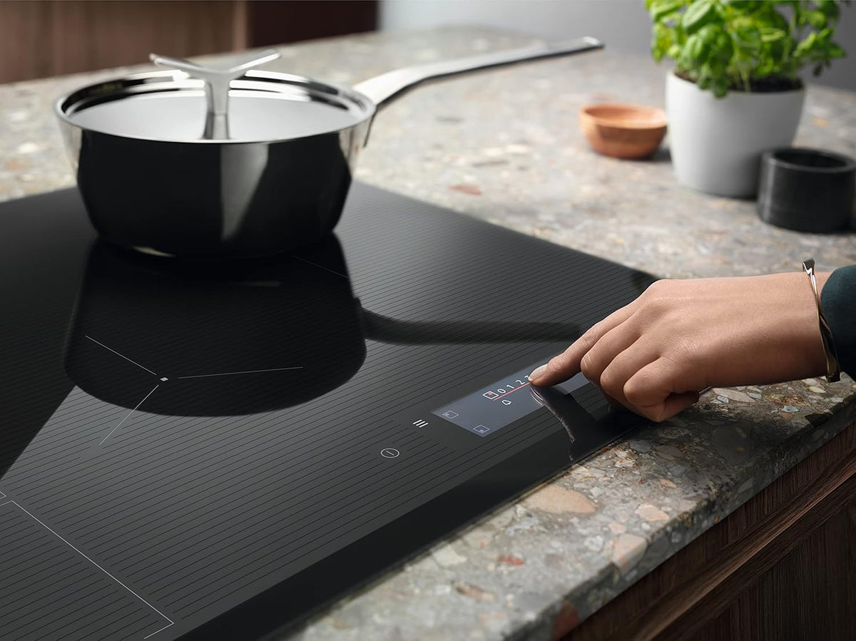Electrolux LIL83443 Bridge 80 cm, technologie Hob2Hood et zones de cuisson flexibles, 780 x 520 mm, noir