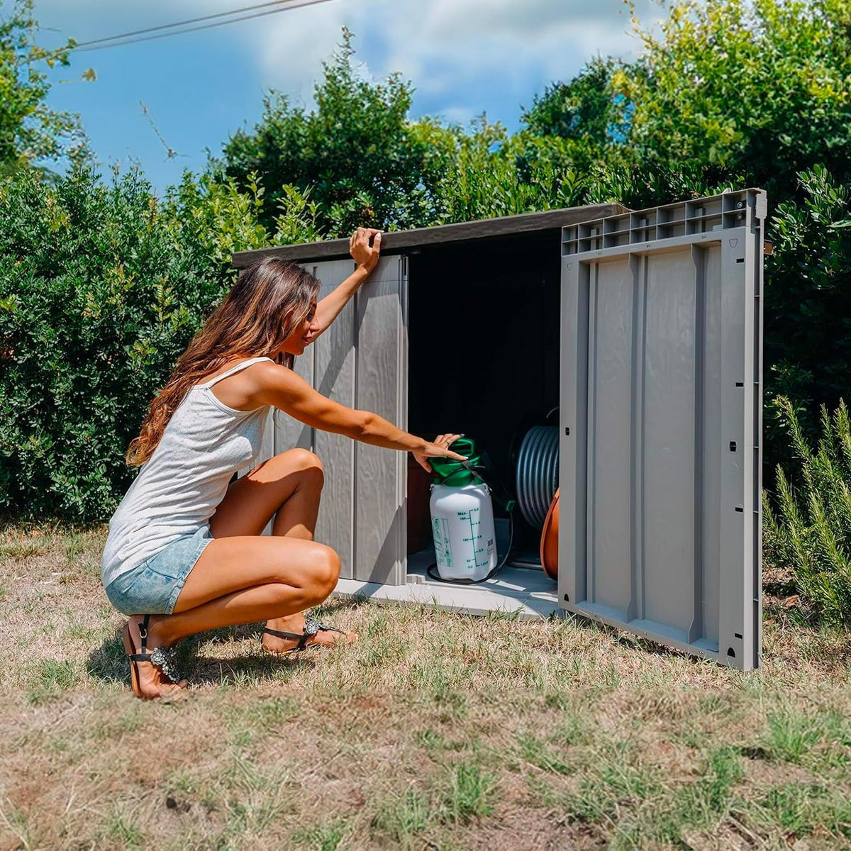 Avilia Caisse multifonction d'extérieur à 2 portes – Coffre de rangement et outils effet bois, résistant aux intempéries, 842L, 74,5 x 129,5 x 111 cm, en polyuréthane, anthracite
