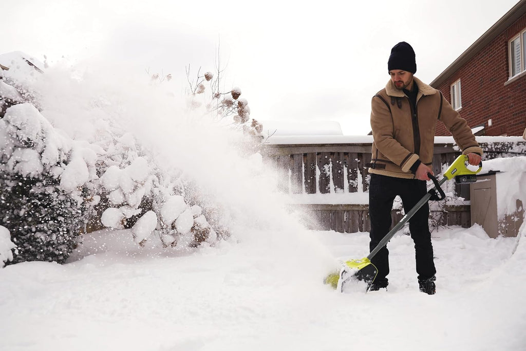 Fraise à Neige Sans Fil 18V ONE+ RY18ST25A-0 – Largeur de Déblaiement 25cm, Poignée Repliable, Compacte et Légère – Neige Fraîche, Allées, Terrasse – Batterie Non Incluse