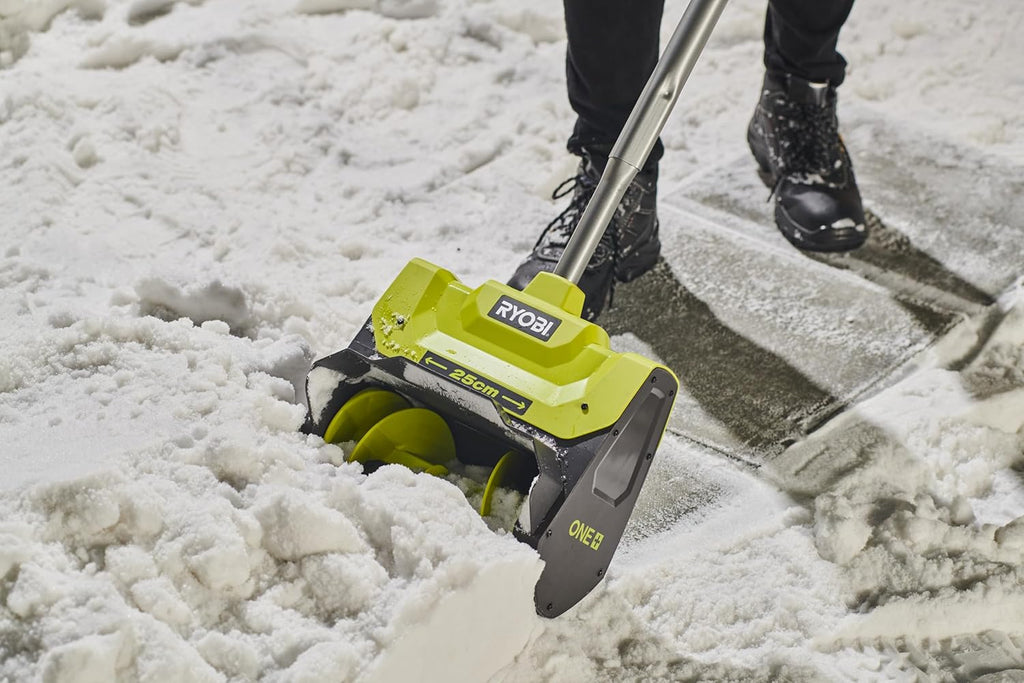 Fraise à Neige Sans Fil 18V ONE+ RY18ST25A-0 – Largeur de Déblaiement 25cm, Poignée Repliable, Compacte et Légère – Neige Fraîche, Allées, Terrasse – Batterie Non Incluse