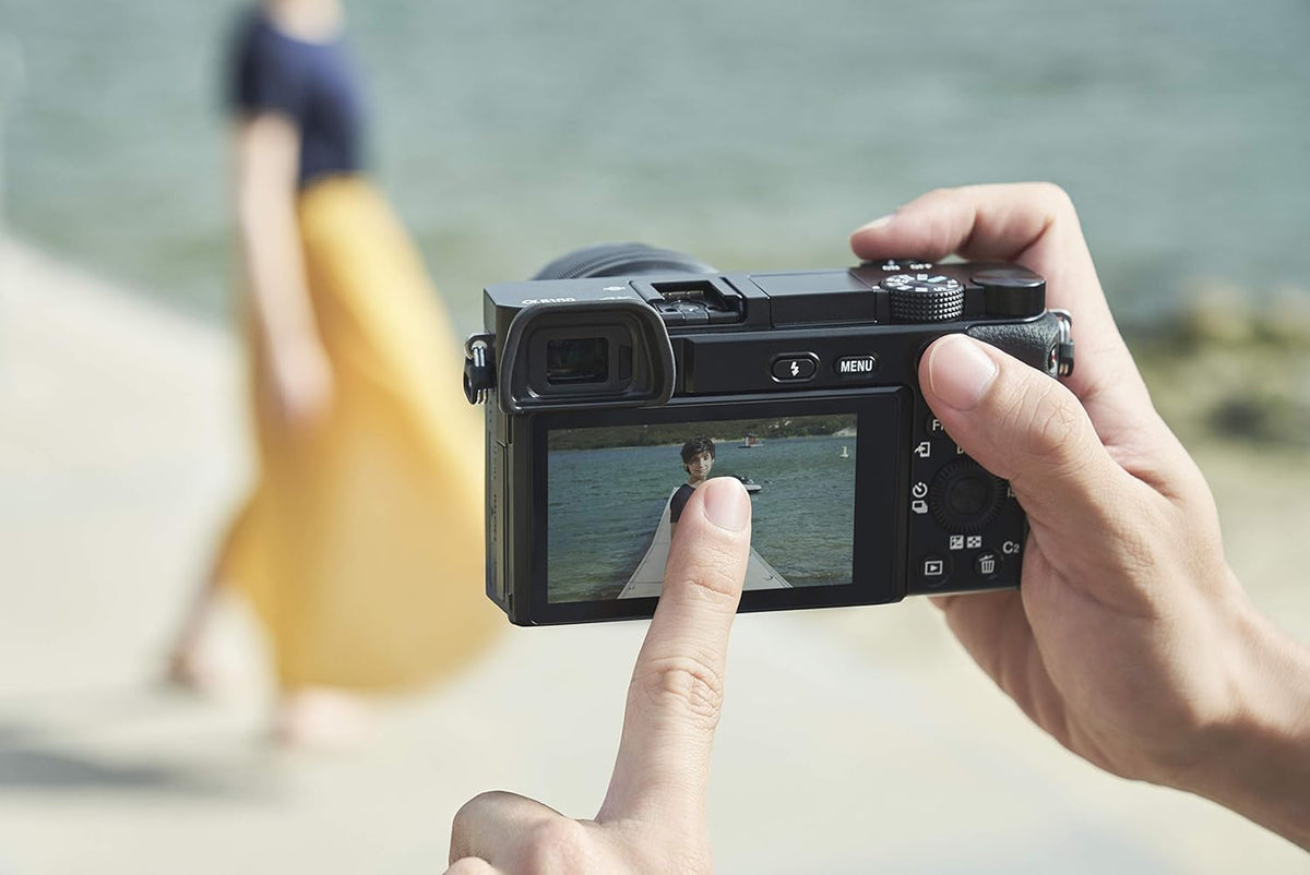 Alpha 6100 | Appareil Photo Numérique Hybride APS-C en kit Objectifs Zoom E 16-50mm f/3.5-5.6 PZ OSS et E 55-210mm f/4.5-6.3 OSS (AF en 0.02s, Suivi des Yeux, Vidéo 4K, Ecran Selfie Vlogging)