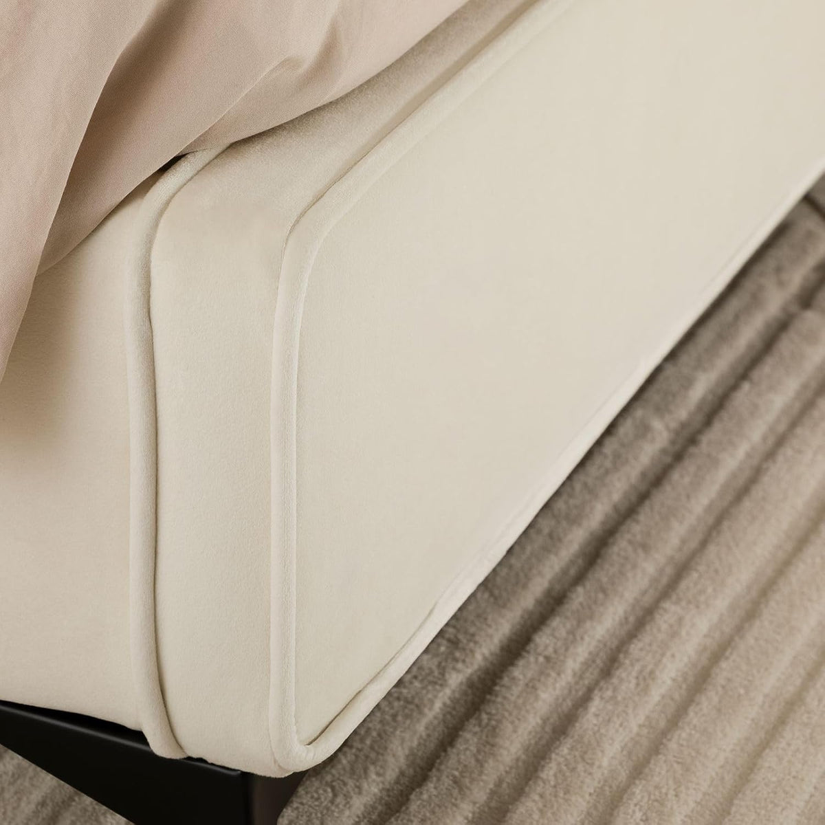 IDIMEX Lit Double Ravello 140x190 cm, Revêtement en Tissu, Lit Style Moderne pour 2 Personnes, Cadre de lit en Bois avec sommier Inclus, Blanc crème