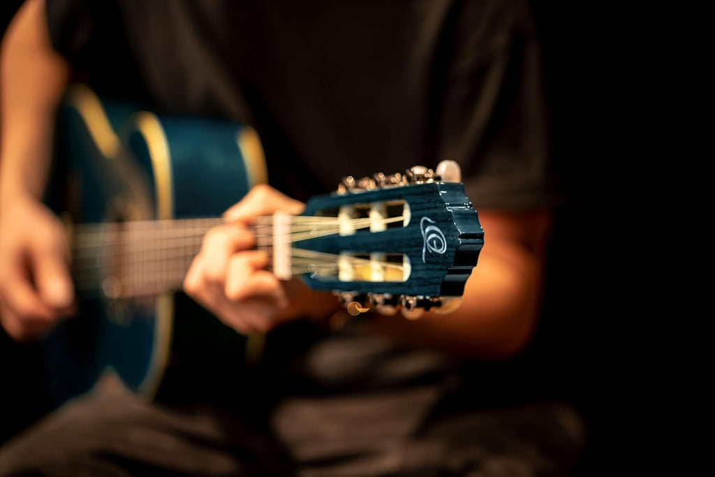 Ortega Guitars Guitare Classique 4/4 - Slim Neck - Family Series - Housse Incluse - Épicéa / Acajou, Bleu R121SNOC