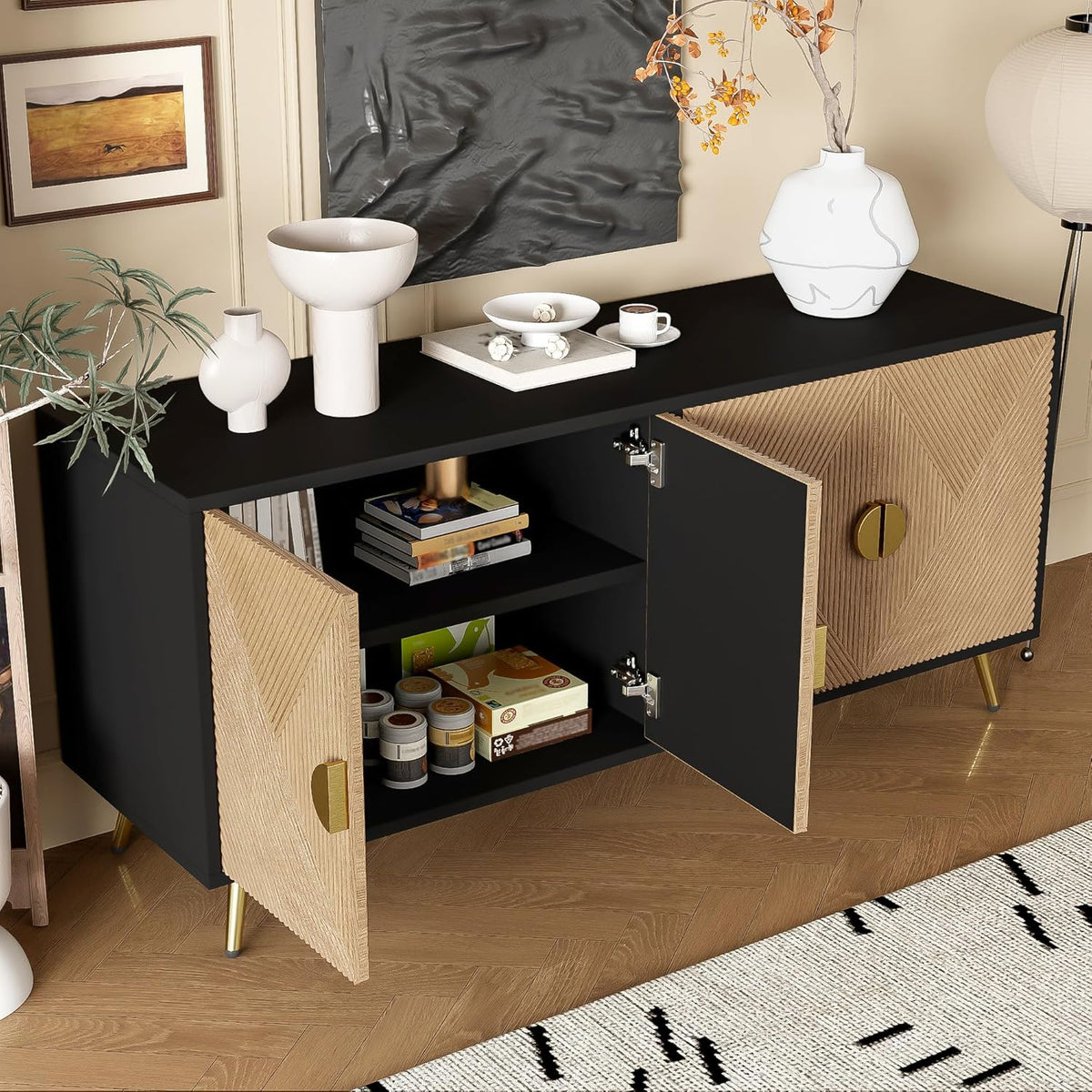 WASAGA Buffet avec Texture en Relief 160 cm, Armoire avec Quatre Portes Poignées Brossées Dorées et Pieds de Table Brillants Noir + Bois