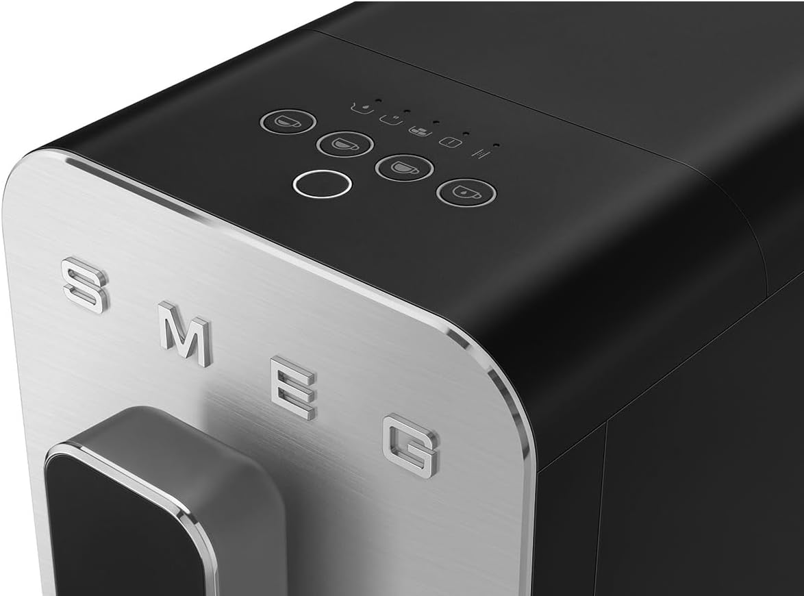 Smeg, Machine à Café Expresso Automatique BCC11BLMEU, Broyeur à grain intégré, Système Thermoblock, Réservoir d'Eau 1,4 L, Bac Récupérateur Amovible, Dimensions Compactes, 1350W, Noir