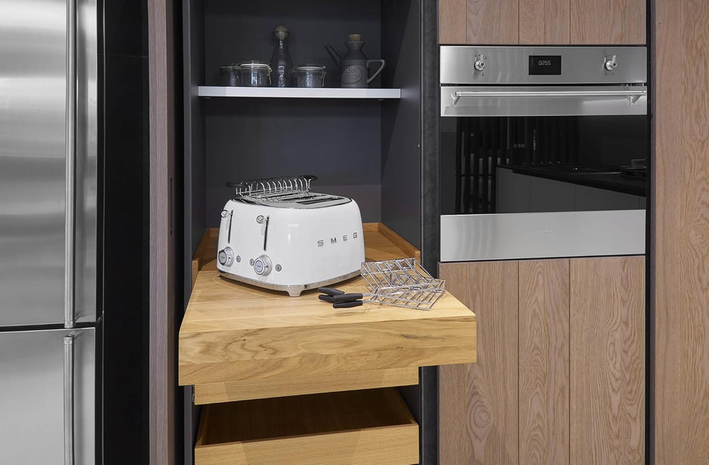 Smeg, Grille-pain 4 Tranches TSF03WHEU, 4 Fentes 36 mm, 6 Niveaux de Brunissage, Fonction Chauffage, Décongélation et Bagel, Éjection Automatique du Pain, 2 Ramasse Miettes, 2000 W, Blanc