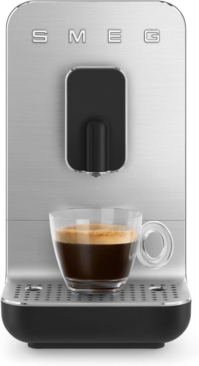Smeg, Machine à Café Expresso Automatique BCC11BLMEU, Broyeur à grain intégré, Système Thermoblock, Réservoir d'Eau 1,4 L, Bac Récupérateur Amovible, Dimensions Compactes, 1350W, Noir