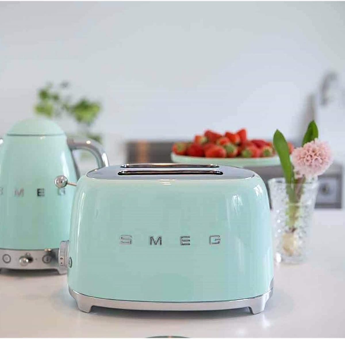 Smeg, Grille-pain 4 Tranches TSF02PGEU, 2 Fentes 36 mm, 6 Niveaux de Brunissage, Fonction Chauffage, Décongélation et Bagel, Éjection Automatique du Pain, Ramasse Miettes, 1500 W, Vert Pastel
