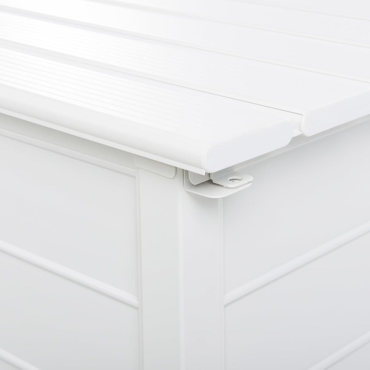 Beliani Coffre d'Extérieur de Rangement en Aluminium 113 x 50 cm Meuble de Jardin Blanc Campalto