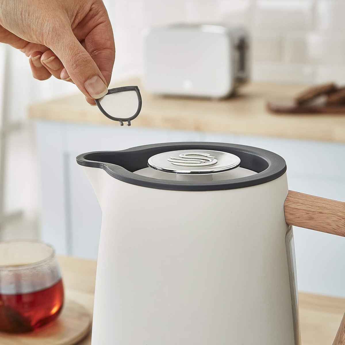 Swan Nordic Set petit-déjeuner bouilloire 1,7 l 3000 W, grille-pain à fente large 2 tranches, micro-ondes 20 l numérique, design moderne, effet bois, blanc