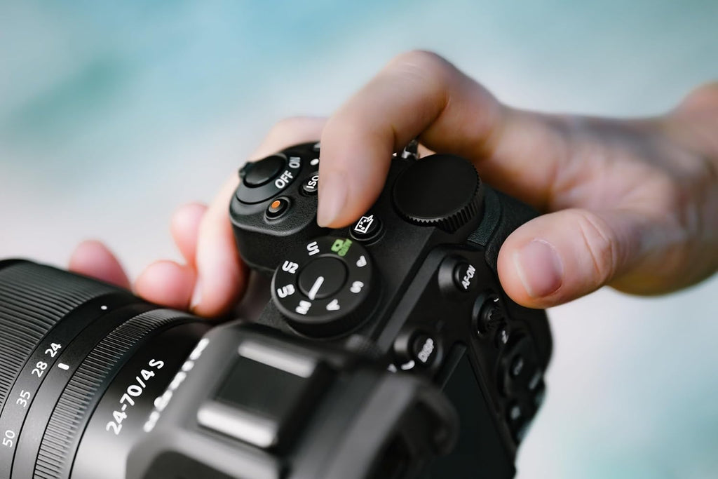 Nikon KIT Z 5II + Z 24/70mm f/4, Appareil Photo Numérique Hybride Plein Format (24,5 MP, 4K/30p, Rafale 14 i/s en RAW ou 30 i/s en JPEG, stabilisation du capteur sur 5 Axes, Double Slots SD